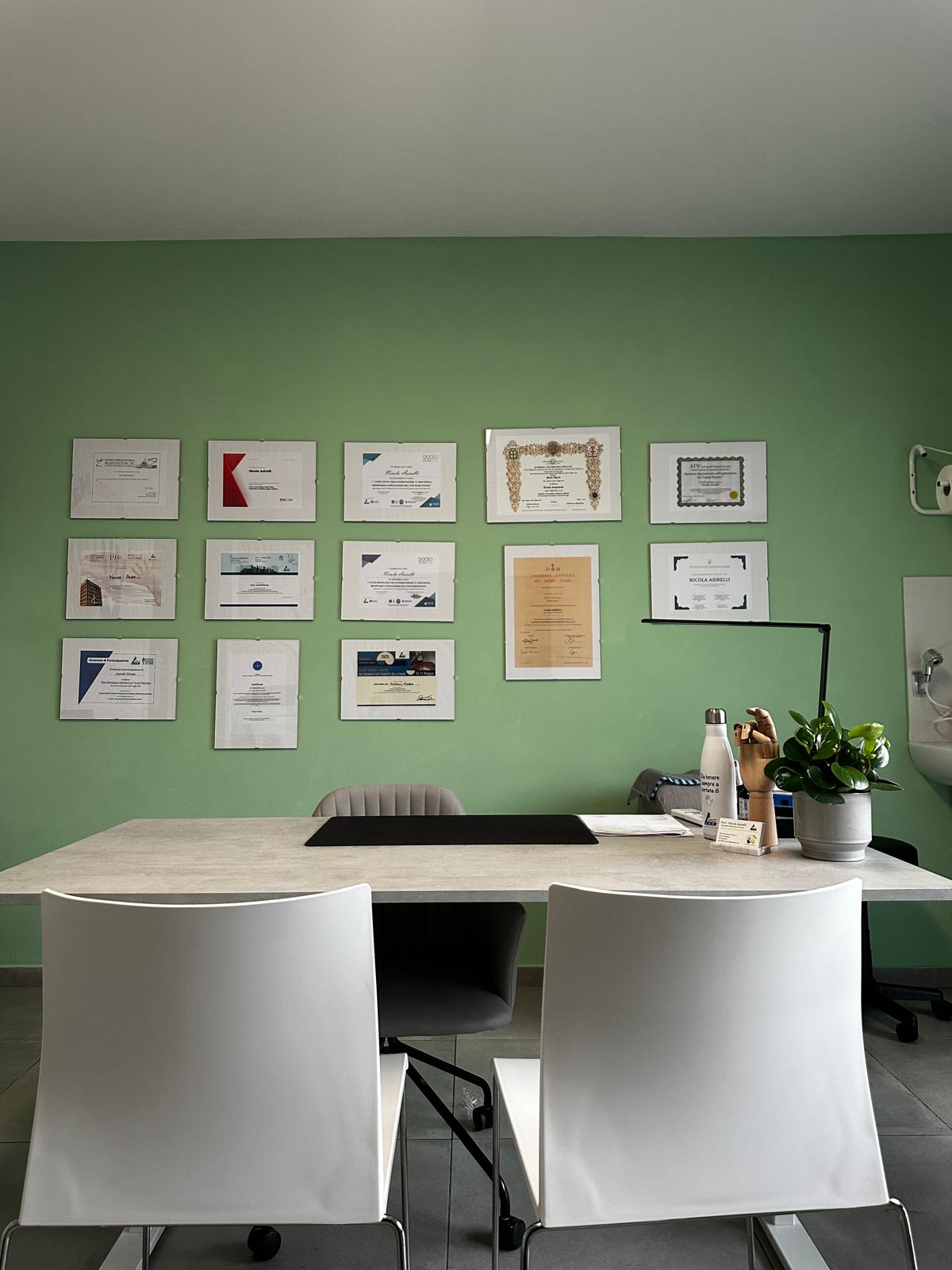 Lo studio di Modena Mano con la parete delle certificazioni
